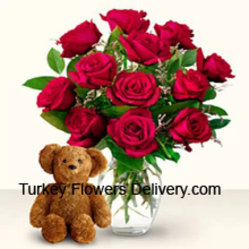 12 rote Rosen mit einigen Farnen in einer Glasvase sowie ein niedlicher 12 Zoll großer brauner Teddybär