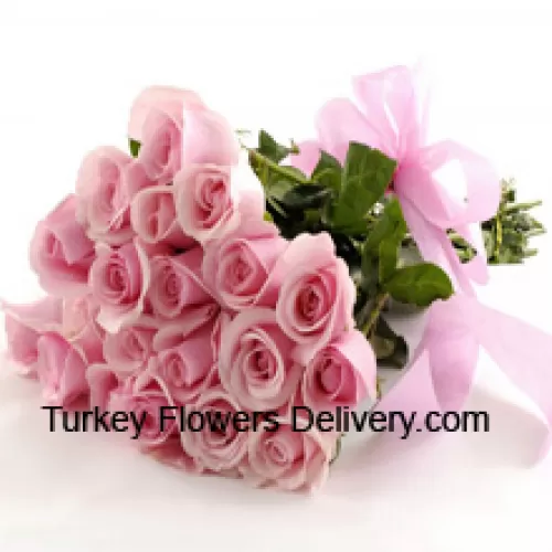 Strauß aus 24 rosa Rosen mit saisonalen Füllern