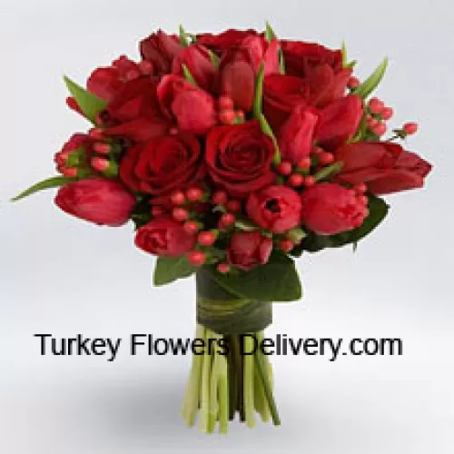 Mazzo di rose rosse e tulipani rossi con riempitivi stagionali rossi.